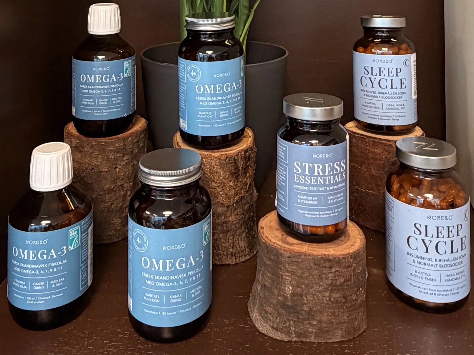 Omega-3, Stress Essentials a Sleep Cycle na dřevěných špalcích