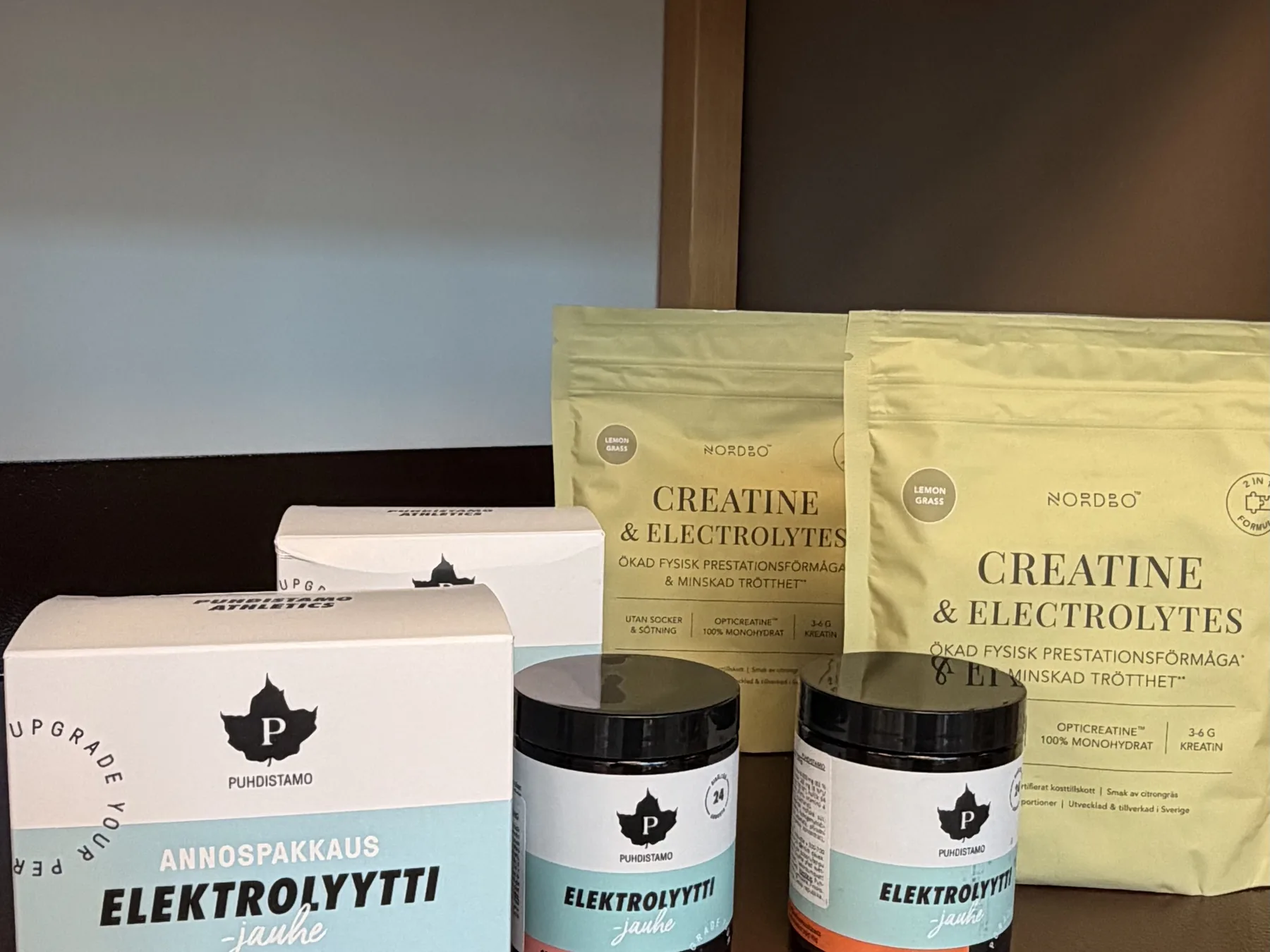 Elektrolyty a kreatin v regálu prodejny pestře